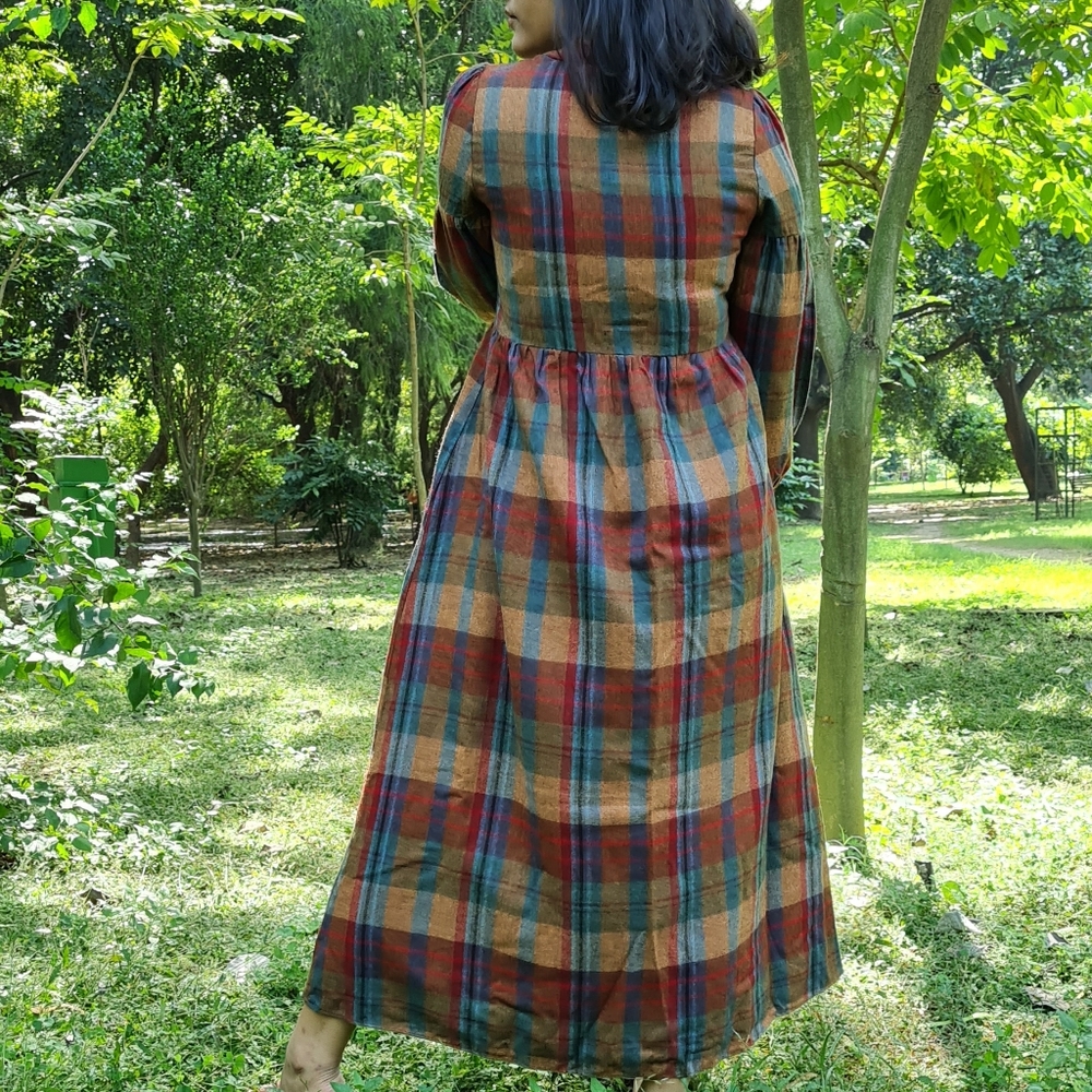 Long dress in plaid. - Picture 3 of 4